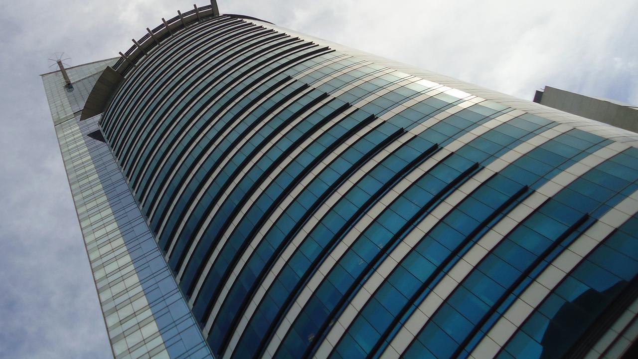 Fachada curva de Torre Antel vista desde la base