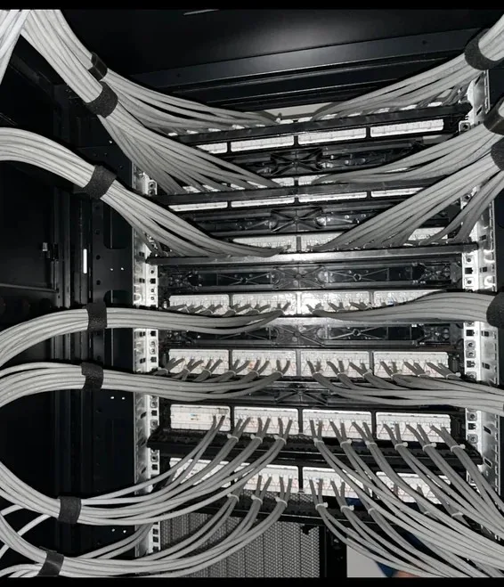 Panel de fibra óptica Corning instalado en rack por ERTEC