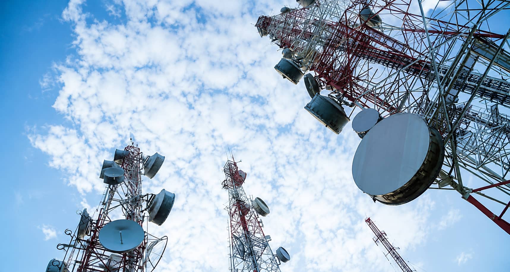 Torres de telecomunicaciones con antenas parabólicas de microondas contra un cielo despejado